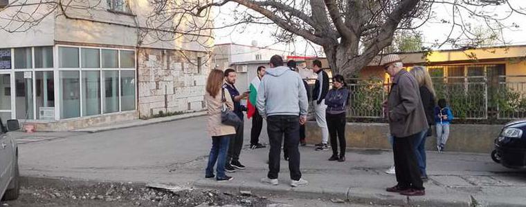 Протест на недоволните пред ВиК Добрич (СНИМКИ)