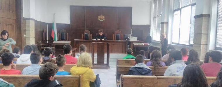 Ученици от Добрич се срещнаха със съдия от Окръжния съд 