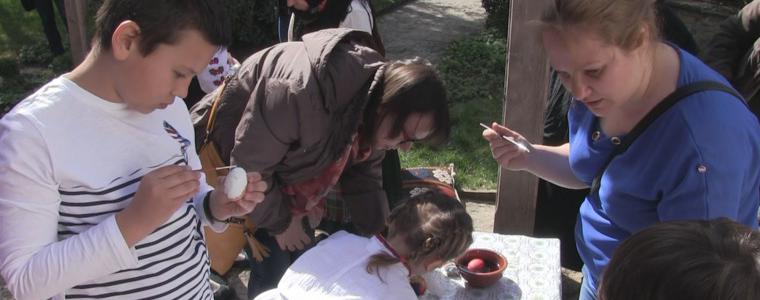 Великденски яйца шариха малчугани в Етнографската къща (ВИДЕО)