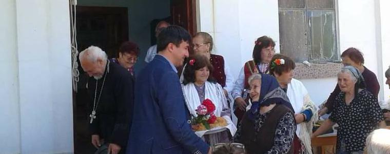 Депутатът от ВМРО Йордан Йорданов дари икона на храма в Безмер