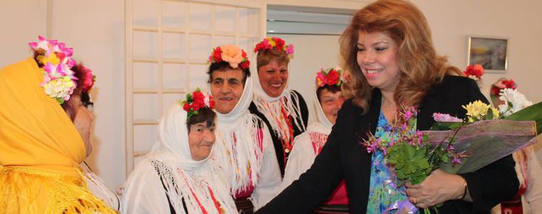 Вицепрезидентът Илияна Йотова бе посрещната в Българево по стар добруджански обичай