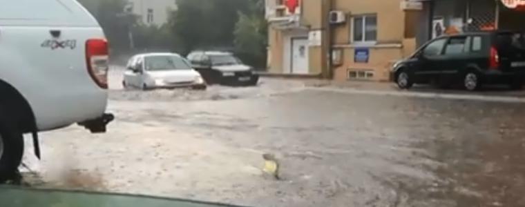  18 литра дъжд на кв.метър се изсипа за час в Добрич, улици се превърнаха в реки
