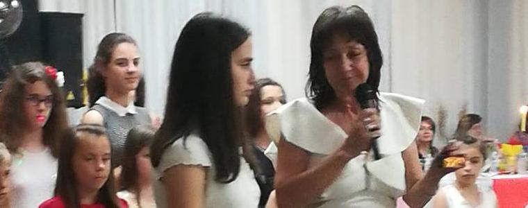 В ОУ "Христо Ботев" отличиха седмокласничката Йоана Христева за постиженията й през годината 