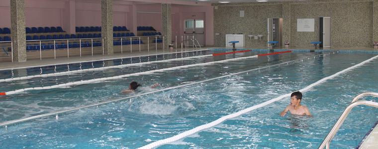 Деца и възрастни се радват на плувния басейн към Средното училище в Крушари  