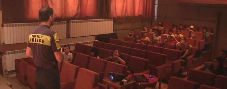 Деца се запознаха с правилата за движение на пешеходци по пътищата (ВИДЕО)