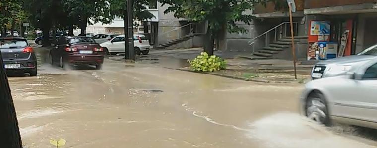 Ул. „Васил Левски” в Добрич се превръща в река при всеки дъжд (ВИДЕО)