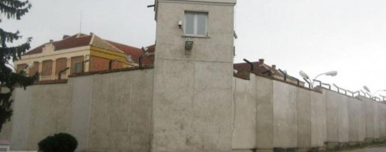 Задържаха служител на затвора във Варна за корупция