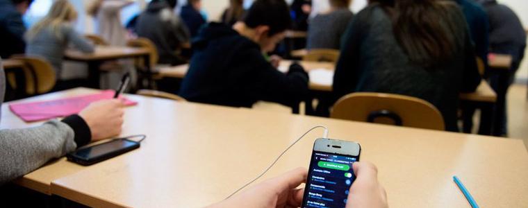 Франция забрани мобилните телефони в класните стаи
