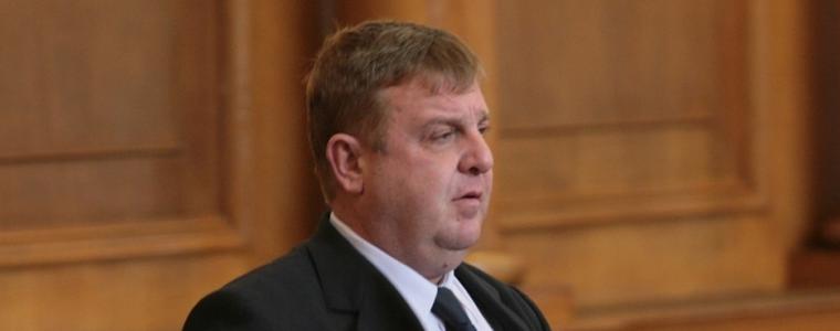 Каракачанов се оплака от недостатъчно пари за самолети