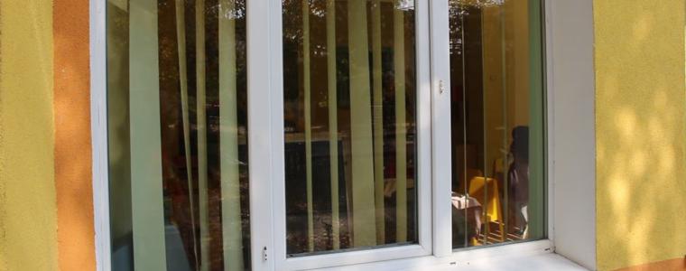 Изтръгнати са комарниците на детска градина 10 (ВИДЕО)