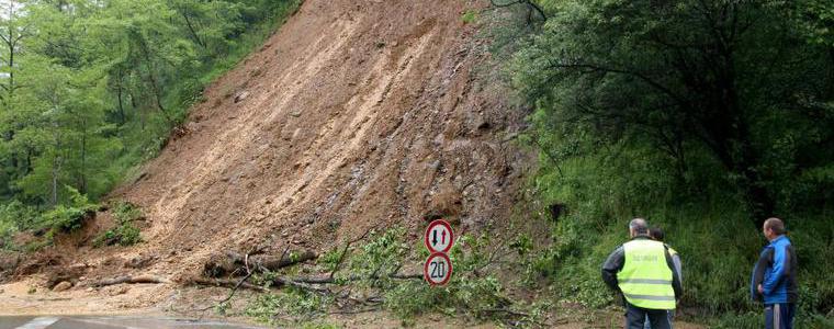 Над 1200 свлачища заплашват градове и села