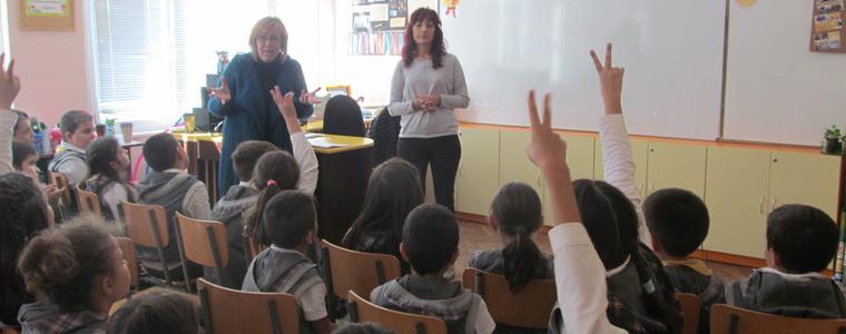 „Най-големият урок в света” научиха ученици от СУ „Д.Талев” в РБ „Дора Габе”