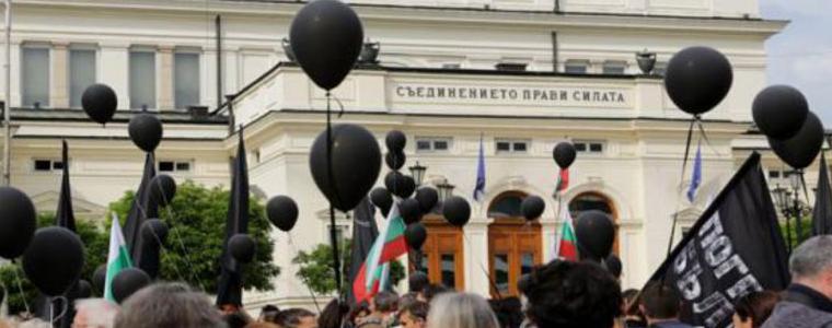 Протестиращите майки на деца с увреждания се срещат с министри и депутати