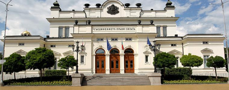 Управляващи и опозиция три часа спориха кой не иска или не може да направи здравна реформа