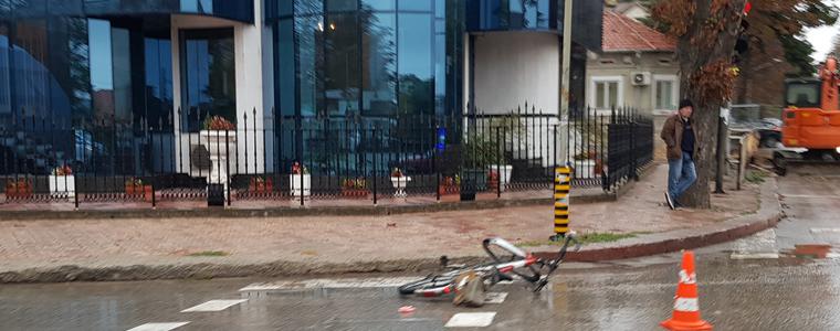 Велосипедист е със счупен глезен след като е бил блъснат на пешеходна пътека (ВИДЕО)