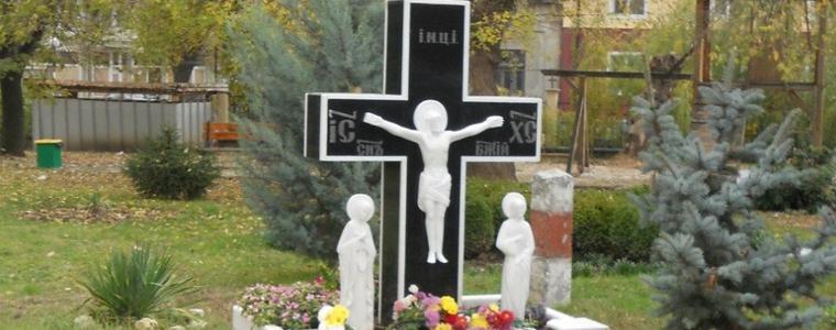 Почитаме жертвите на пътнотранспортни произшествия с панихида пред храм "Света Троица"