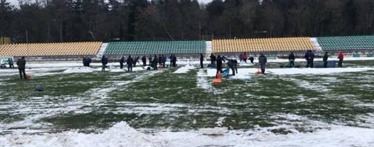 Служители на две общински предприятия се включиха в почистването на стадион „Дружба”