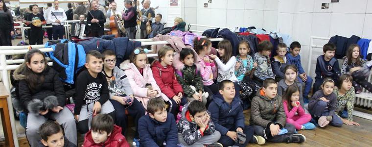  Второкласниците от СУ „Св.Св.Кирил и Методий” посетиха днес Ансамбъл „Добруджа” (ВИДЕО)