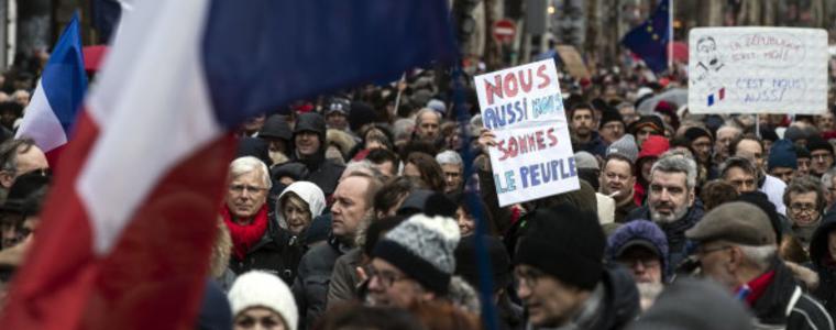 „Червените шалове” се опълчиха на „жълтите жилетки” във Франция