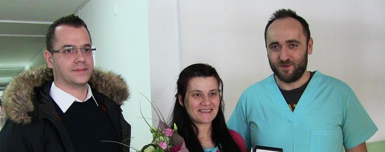 Кметът дари със златна монета първото бебе на Добрич за 2019 година (ВИДЕО)