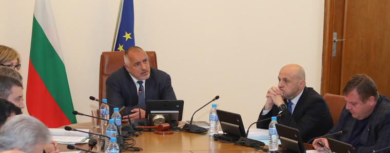 Борисов показва движението на горивата от танкера до бензиностанцията