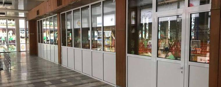 Остъклиха западната трибуна на зала Добротица