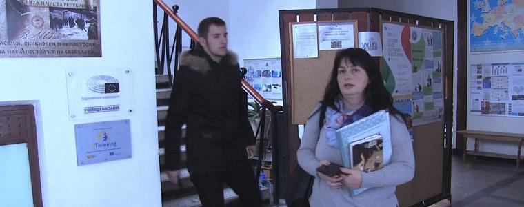 Учители и ученици в защита на паралелката „Митническа и данъчна администрация“ във ФСГ (ВИДЕО)