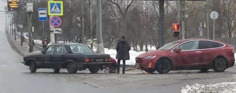 Уникална гледка: Волга дърпа Tesla в Русия 