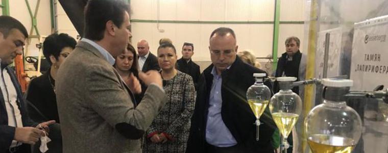 Земеделският министър посети дестилерията за етерични масла "Есетере" в Добрич