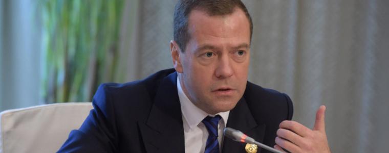 Премиерът на Русия Дмитрий Медведев беше посрещнат с официална церемония на площад "Св.Александър Невски"