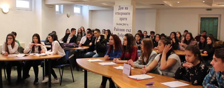 Деца и младежи показаха жив интерес към правото в Районен съд-Добрич (ВИДЕО)