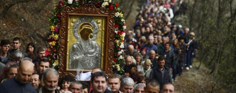 Изнесоха чудотворната икона на Света Богородица