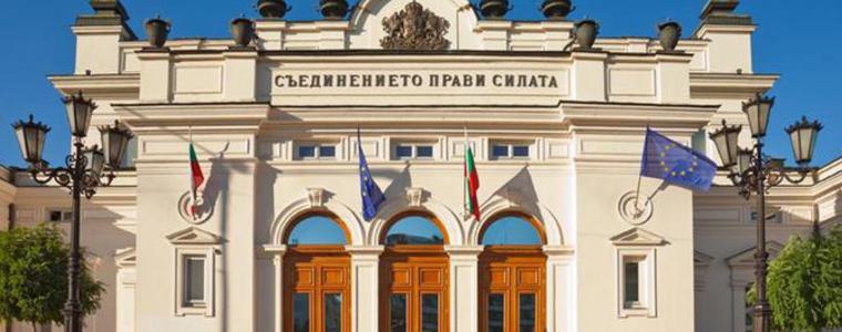 На първо четене парламентът реши да се спира месечната помощ за дете при пет неизвинени отсъствия