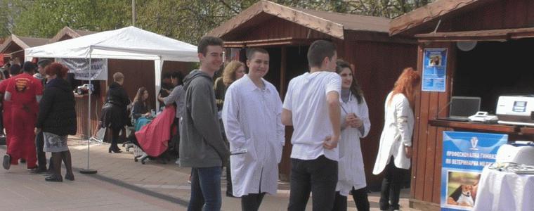 Панорама на средните училища в Добрич на 11 април