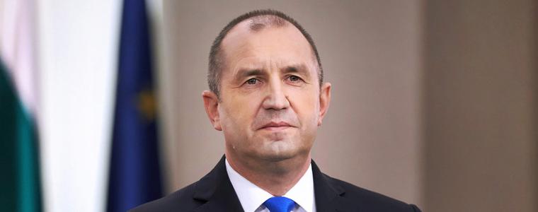 Според Радев заплахата за деморацията идва от политици и институции, които раздалечават закон и морал