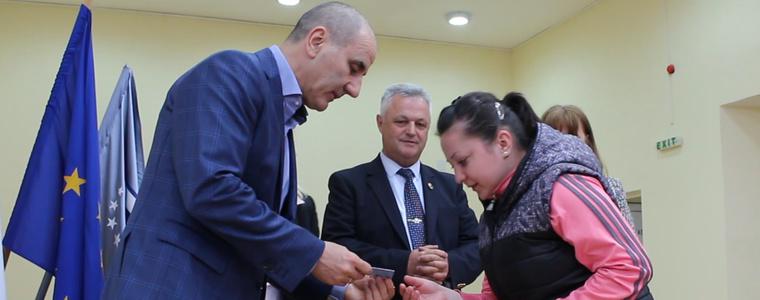 Зам.председателят на ГЕРБ Цветан Цветанов връчи членски карти на 139 жители на Зърнево(ВИДЕО)