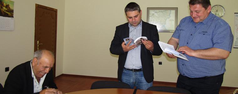  Иван Жечев подари книгата си „Дълг към род и Родина“ на ръководния екип на Областна администрация Добрич 