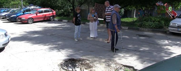 Коли пропадат в дупка пред бл. 19 в кв. Дружба, абитуриентка за малко да закъснее за бала (ВИДЕО)