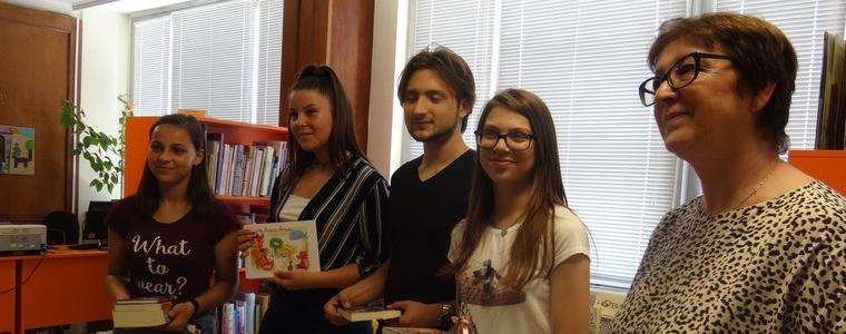 Деца дариха книги на библиотека "Дора Габе" (ВИДЕО)