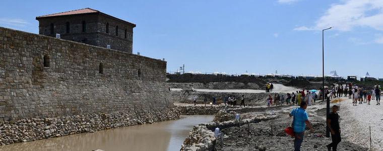 Дошлите за откриването на "най-големия исторически парк в света" се оказаха на строителна площадка