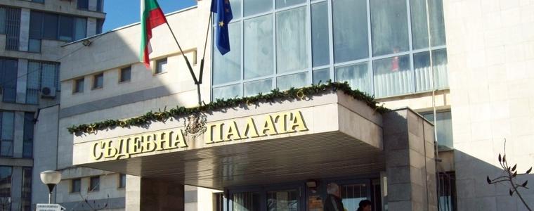 Двама подсъдими за ползване на крадена банкова карта се признаха за виновни