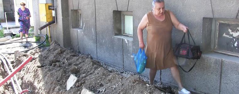 Жителите на блок в центъра на Добрич два дни прескачат окопи, за да излязат (ВИДЕО)