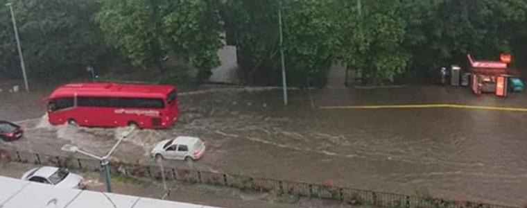 За 4 часа порой в Пловдив - 650 сигнала за наводнения, закъсали хора и автомобили