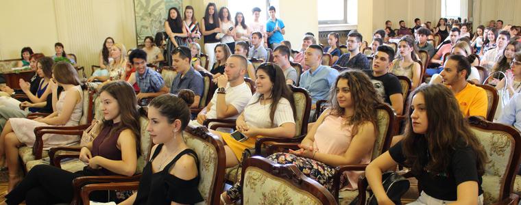 Зрелостниците на Езикова гимназия завършват с общ успех от 5,38. 72-ма от тях са отличници (ВИДЕО)