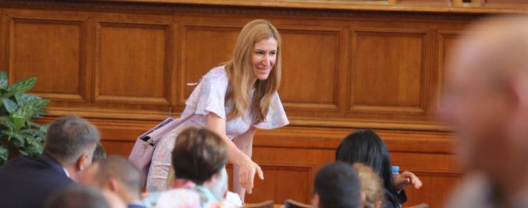 Ангелкова прогнозира "лек" спад в туризма - до 8% по Черноморието