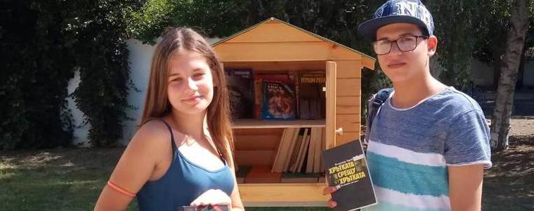 Добрички ученици поставиха „къщички”  за книги на две места в Добрич