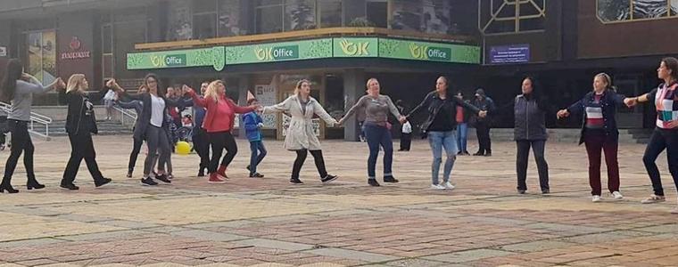 Хорото на фонтана се мести на мегдана