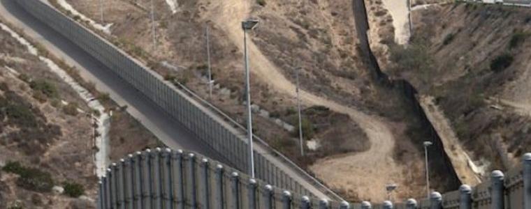 Над 900 деца са били отделени от родителите си на южната граница в САЩ през изминалата година, твърдят правозащитници