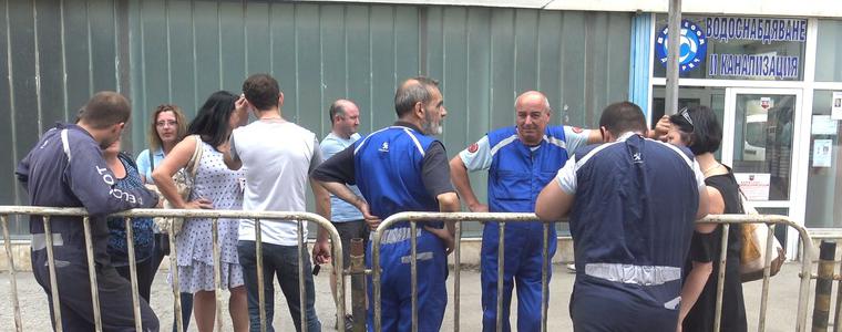 Няколко фирми протестираха пред ВиК – нямат вода от седмици (ВИДЕО)