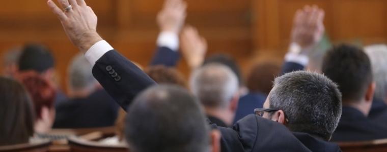 Парламентът отхвърли ветото на президента за сделката за изтребителите